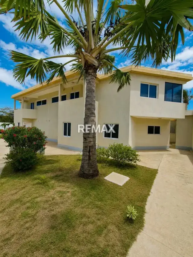 EN VENTA 2 TOWNHOUSE MODERNOS CERCA DE PLAYA EL YAQUE