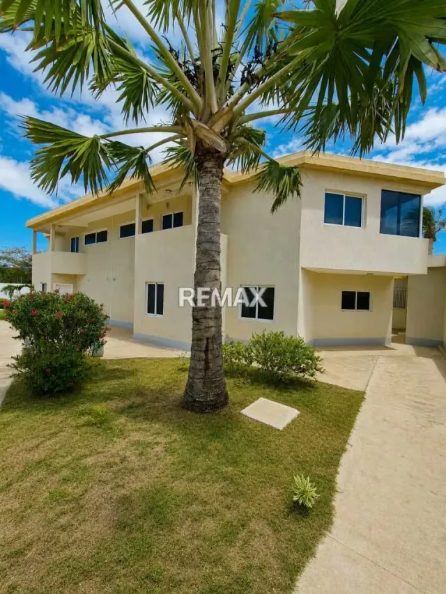 EN VENTA 2 TOWNHOUSE MODERNOS CERCA DE PLAYA EL YAQUE - 18