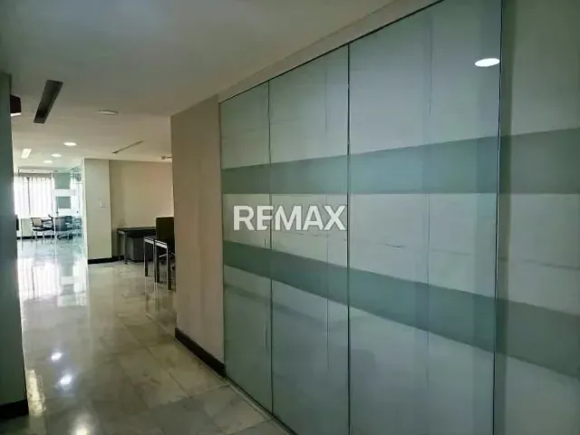 OFICINA EN VENTA - URB. MONTALBÁN - 14
