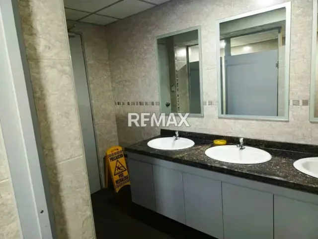 OFICINA EN VENTA - URB. MONTALBÁN - 18