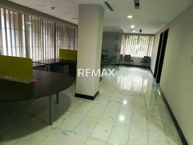 OFICINA EN VENTA - URB. MONTALBÁN - 8