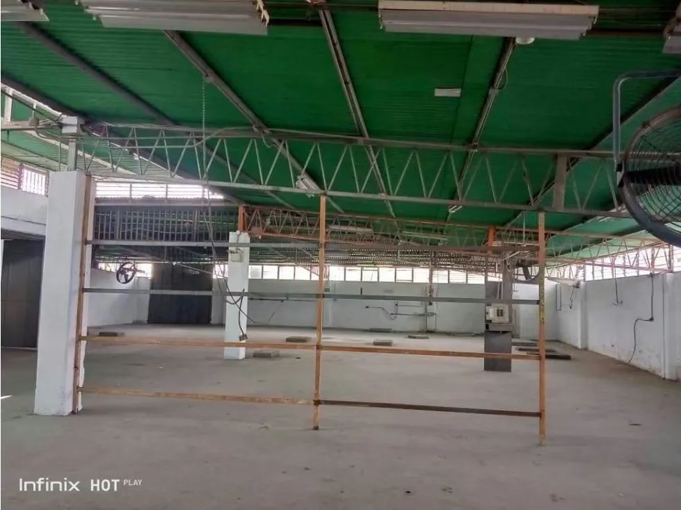 Alquilo local comercial 686m2 Los Ruices 2840 - 6