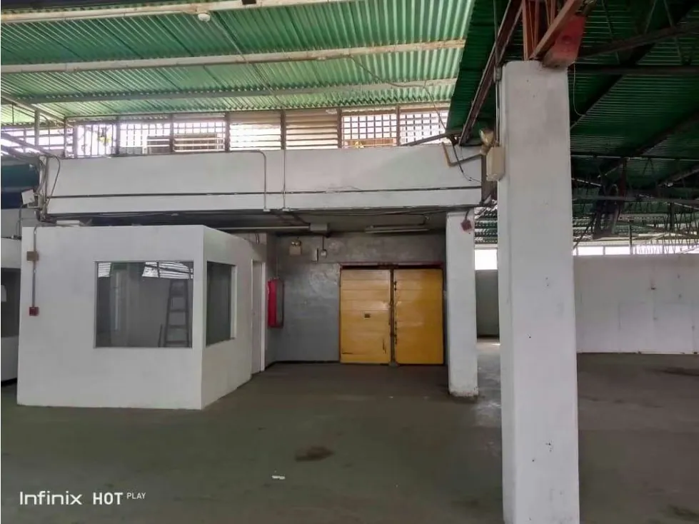 Alquilo local comercial 686m2 Los Ruices 2840 - 7