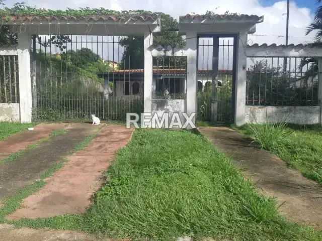 Se Vende Excelente, ubicada en Juanico!!! zona de alto tránsito, al lado de la Urbanización Villa Frontado