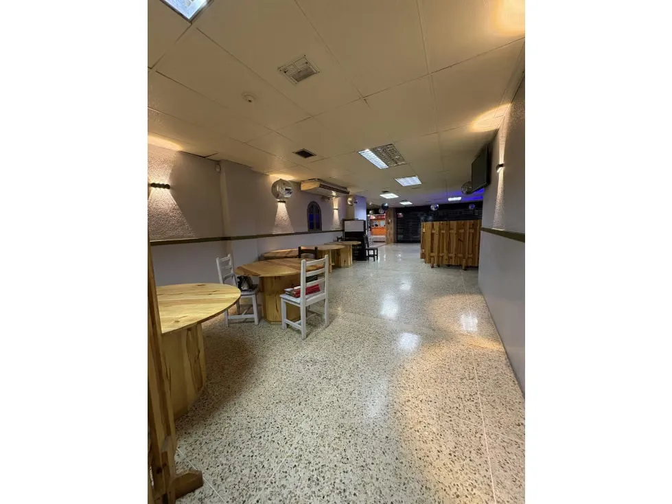 En Venta/Alquiler Local Comercial en la Urbina - 3