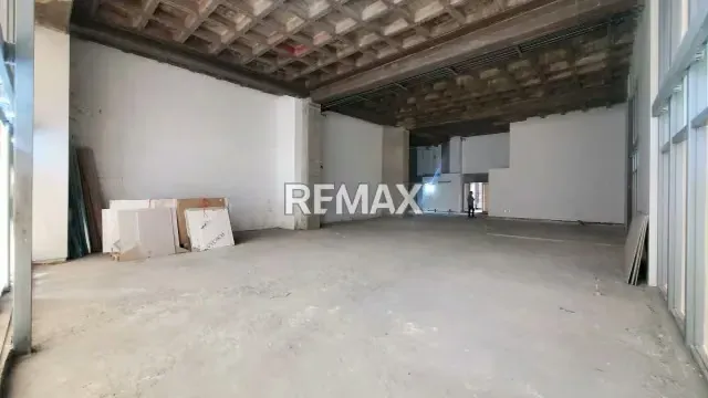 EXCLUSIVO LOCAL COMERCIAL PB CON DOBLE ALTURA LAS MERCEDES - 6