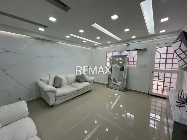 Casa Actualizada en venta en Villa Roraima, Sector El Perú - 2