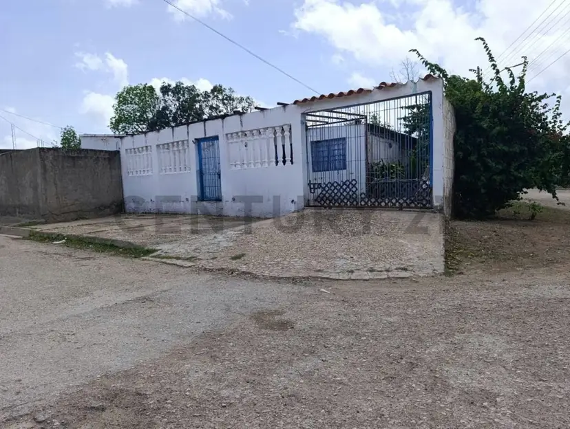 TERRENO CON BIENHECHURIA UBICADO EN LOS MILLANES