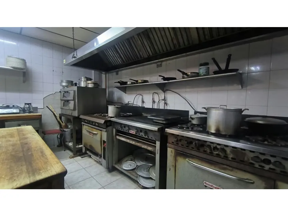 Vendo/alquilo local comercial 289m2 La Urbina 6495 - 11