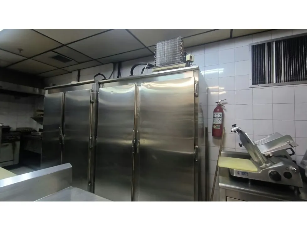Vendo/alquilo local comercial 289m2 La Urbina 6495 - 12