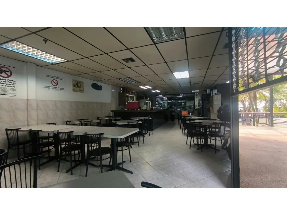 Vendo/alquilo local comercial 289m2 La Urbina 6495 - 4