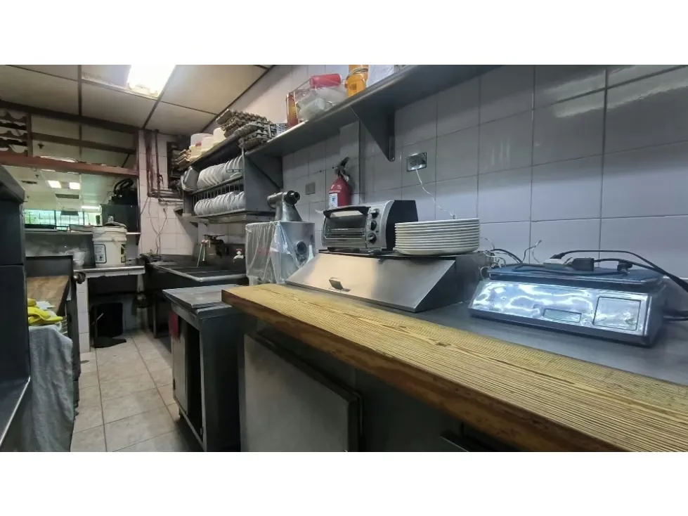 Vendo/alquilo local comercial 289m2 La Urbina 6495 - 9