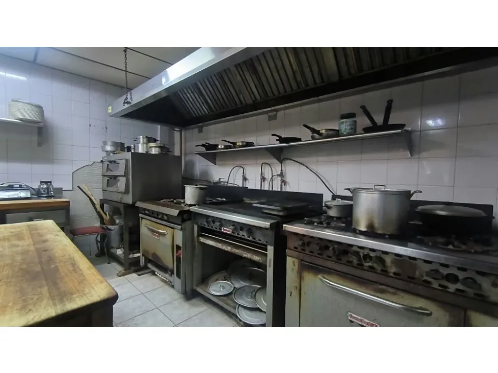 Vendo/alquilo local comercial 289m2 La Urbina 6495 - 10