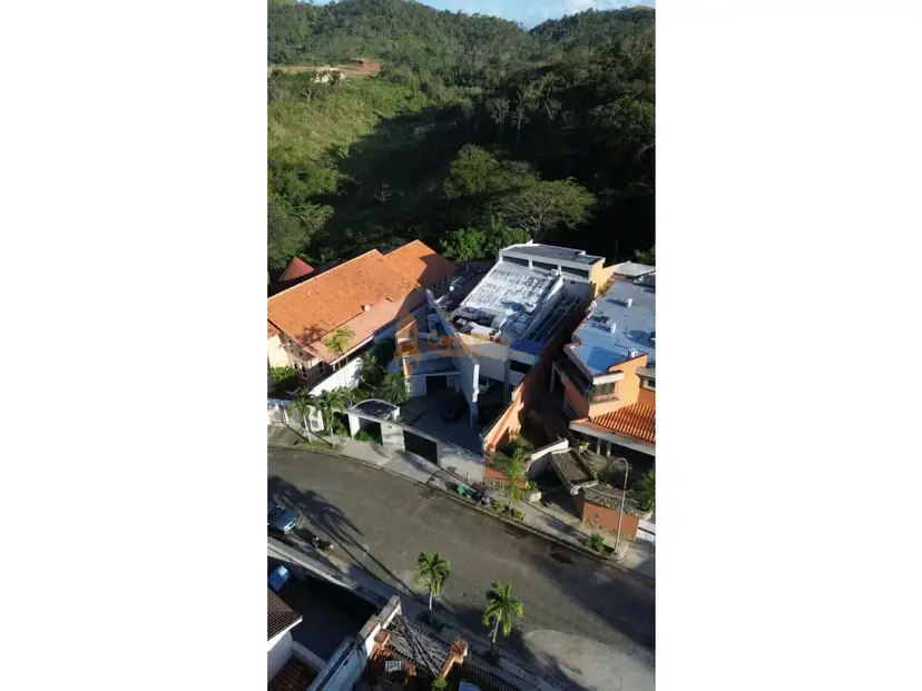 Venta casa lujosa en Altos de Guataparo Valencia