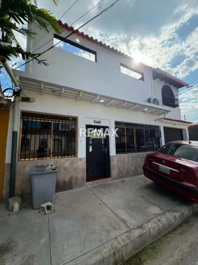 Se vende casa en Urb el remanso santa cruz