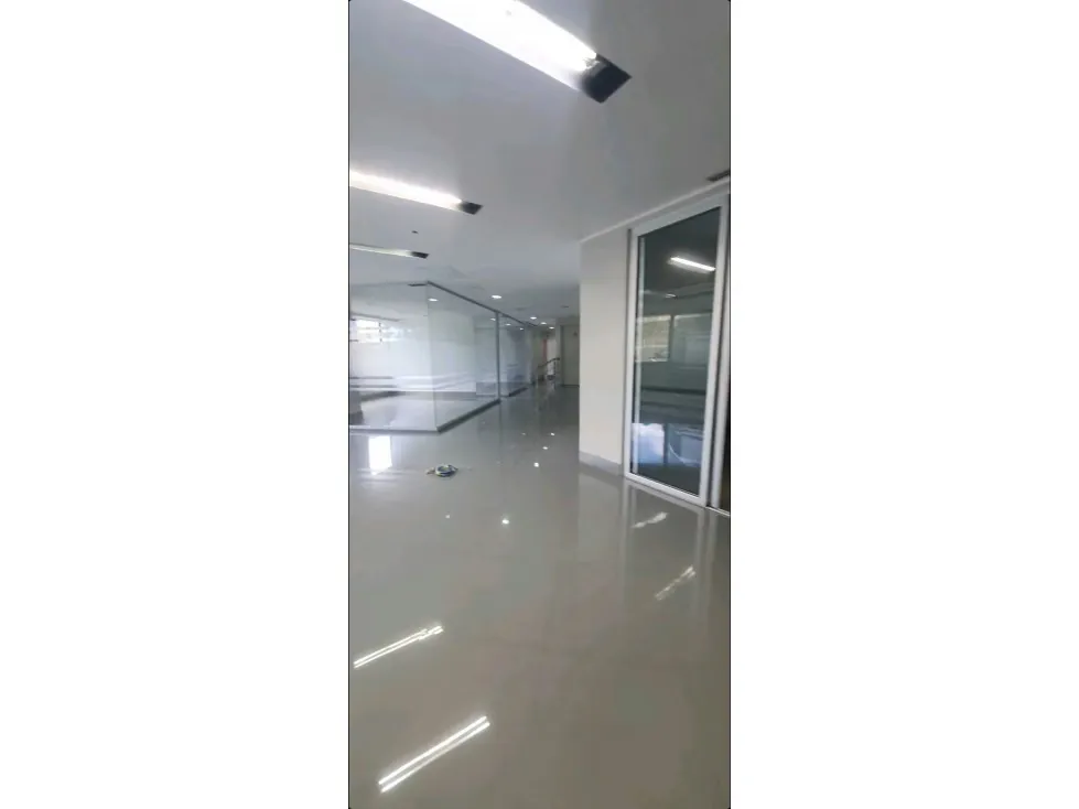 Alquilo oficina 350m2 Chuao 0715