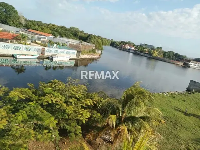 Venta de Terreno con casa en obra gris, en Asocibal Norte Higuerote.