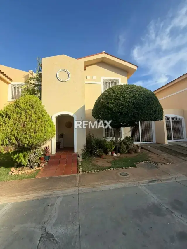 Townhouse en Venta Villa Aitana Av. Milagro Norte