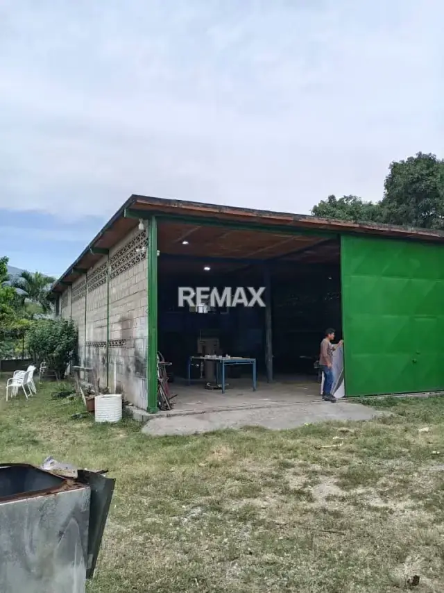 SE VENDE LOTE DE TERRENO CON MEZZANINA, UBICADO EN EL EJE VIAL SECTOR EL TURAGUAL