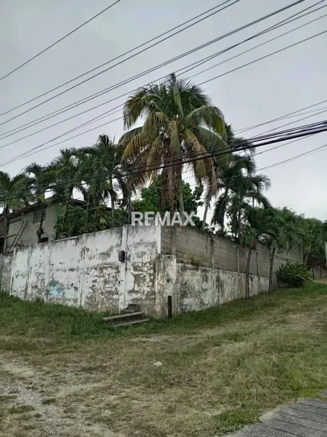 SE VENDE LOTE DE TERRENO CON MEZZANINA, UBICADO EN EL EJE VIAL SECTOR EL TURAGUAL - 4