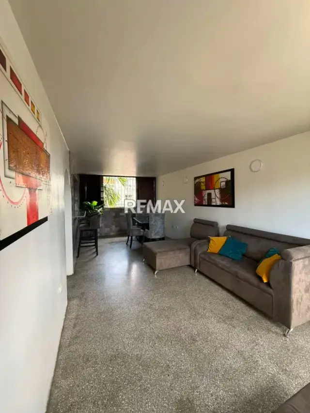 Amplio y bello Apartamento en Venta Ubicado en piso 2 Bloque 12 de la Urbanización la Beatriz Valera.
