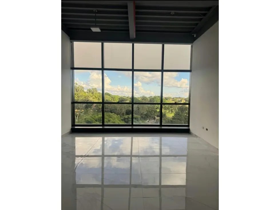 ALQUILER DE OFICINA EN EL CENTRO COMERCIAL PASEO EL HATILLO