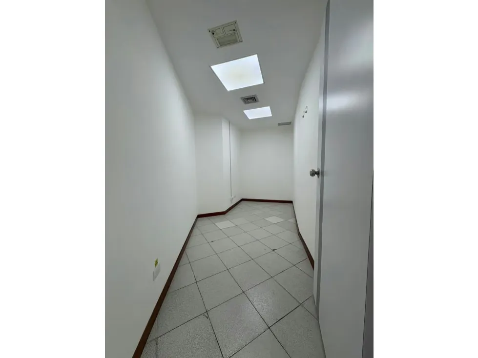 Se alquila oficina 105m² Chuao - 5