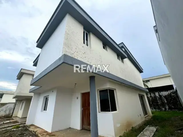 Casa de dos niveles en venta. Urbanización la Araureña . Araure