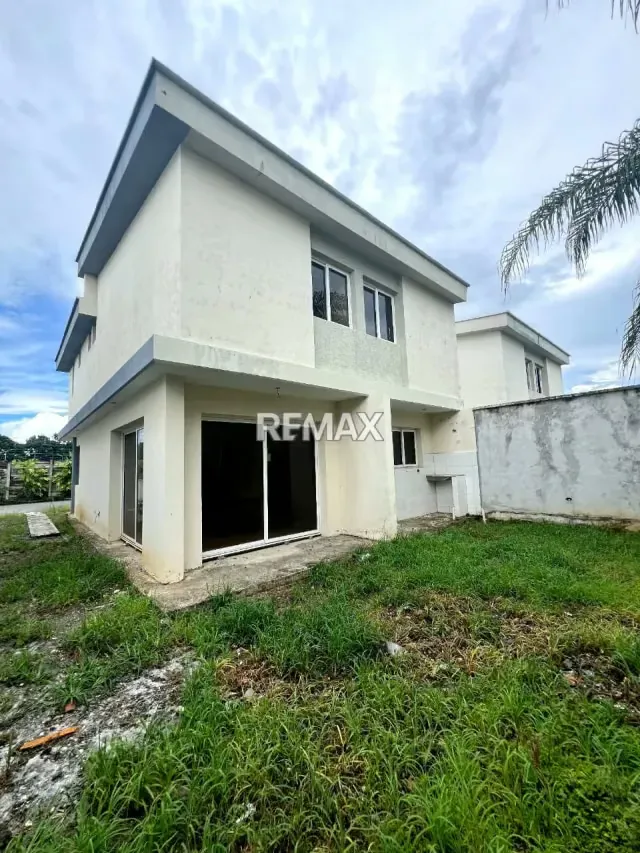 Casa de dos niveles en venta. Urbanización la Araureña . Araure - 2