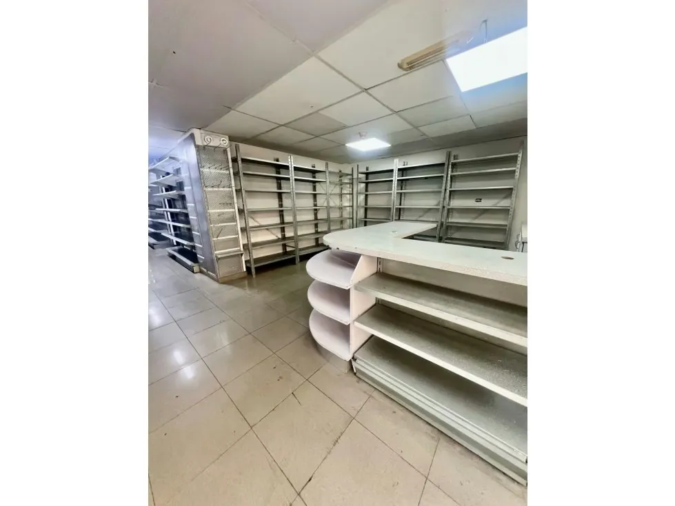 Se alquila local a pie de calle 198m2 Clnas de Bello Monte 7606 - 4