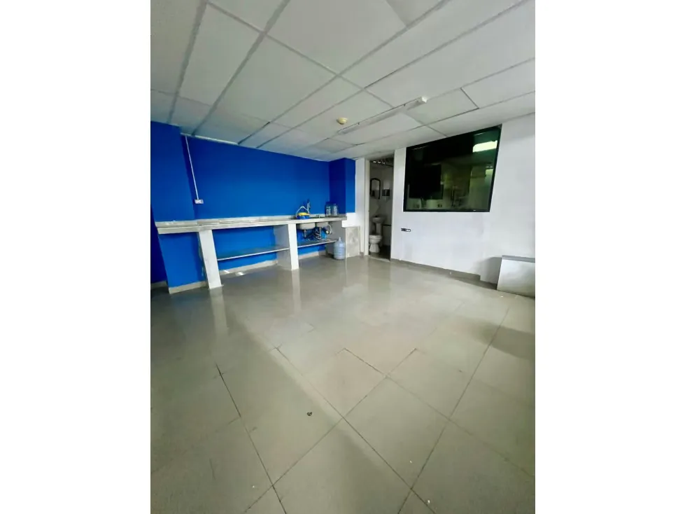Se alquila local a pie de calle 198m2 Clnas de Bello Monte 7606 - 5