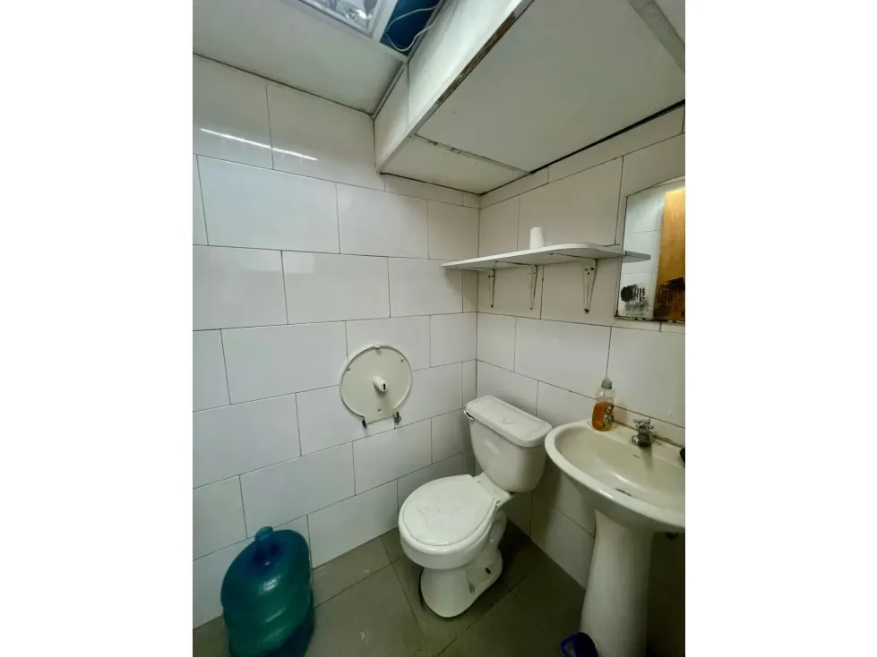 Se alquila local a pie de calle 198m2 Clnas de Bello Monte 7606 - 8