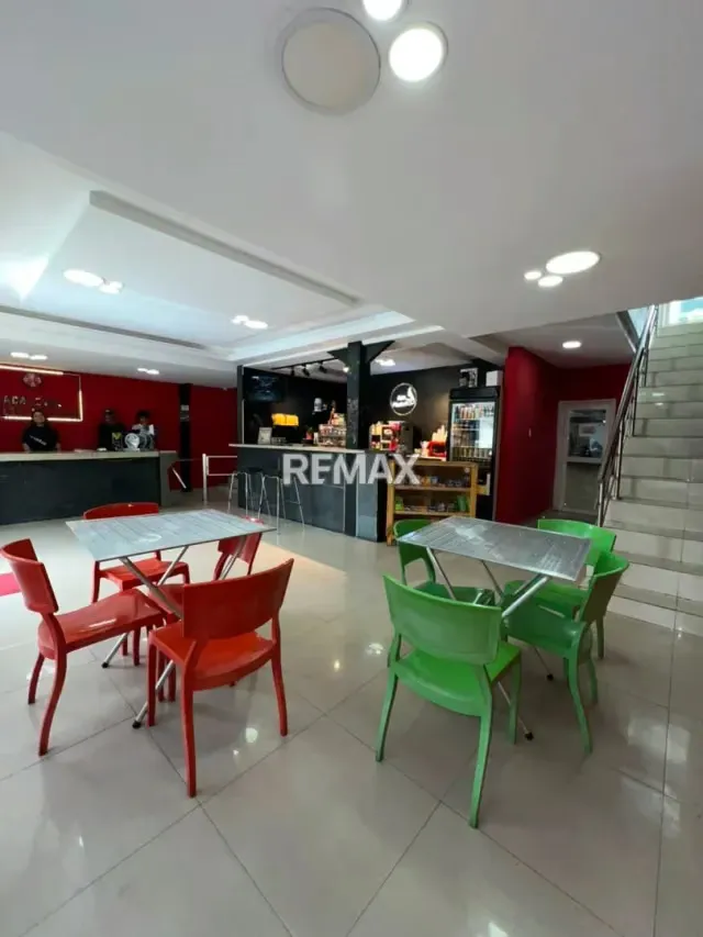 SE VENDE EDIFICIO COMERCIAL CERCA DE LA AVENIDA BOLIVAR - 4