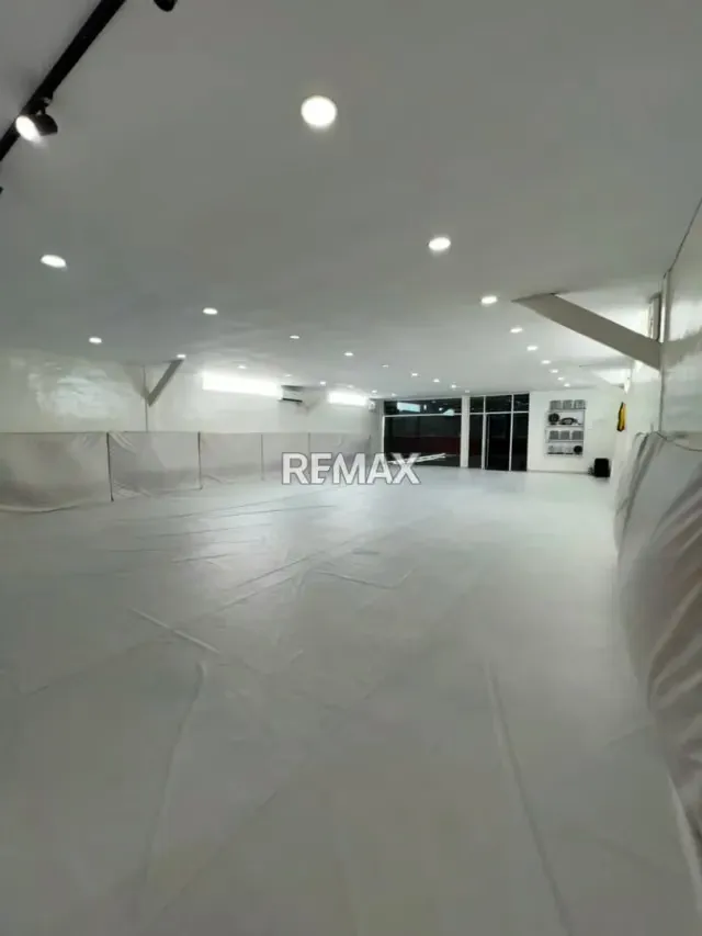 SE VENDE EDIFICIO COMERCIAL CERCA DE LA AVENIDA BOLIVAR - 5