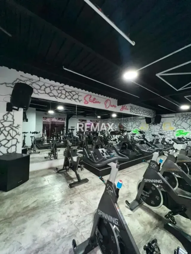 SE VENDE EDIFICIO COMERCIAL CERCA DE LA AVENIDA BOLIVAR - 7