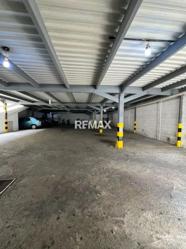 SE VENDE EDIFICIO COMERCIAL CERCA DE LA AVENIDA BOLIVAR - 9