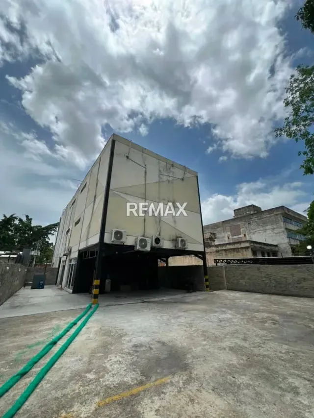 SE VENDE EDIFICIO COMERCIAL CERCA DE LA AVENIDA BOLIVAR - 10