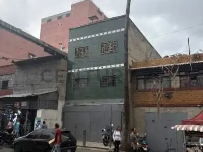 Edificio comercial en la calle más transitada de Catia.