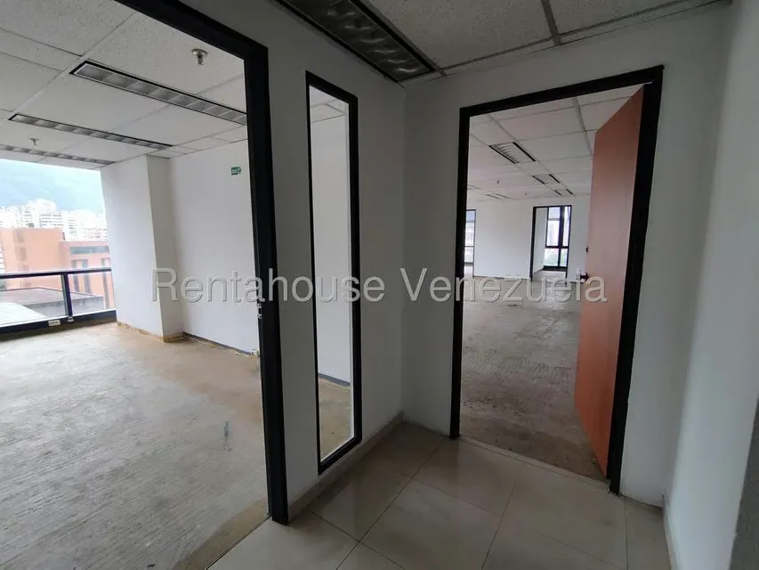Oficina en Alquiler en Plaza Venezuela, Distrito Metropolitano - 33