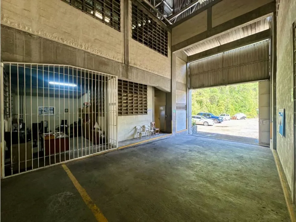 Se vende galpón c/ edificio administrativo 1629m2 Urb. Miranda 0797 - 14