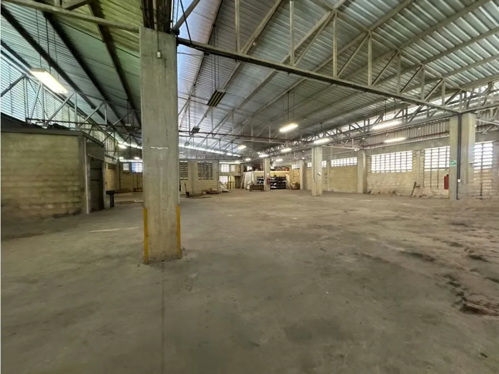 Se vende galpón c/ edificio administrativo 1629m2 Urb. Miranda 0797 - 5