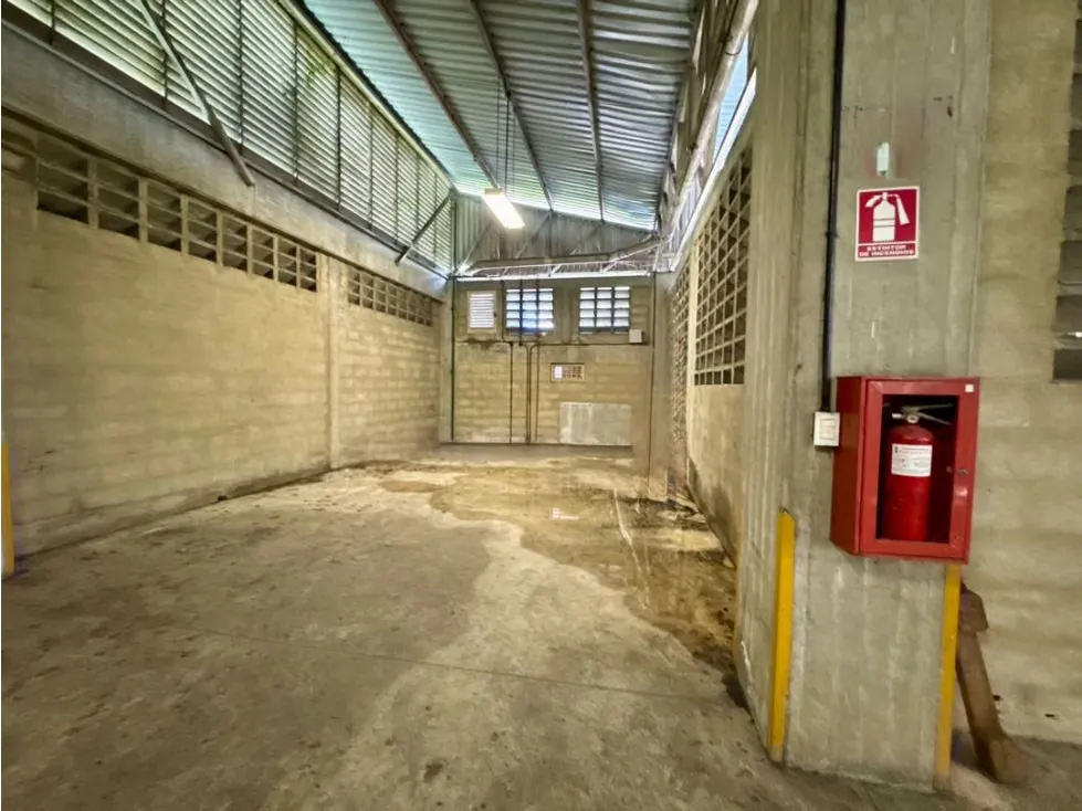 Se vende galpón c/ edificio administrativo 1629m2 Urb. Miranda 0797 - 7