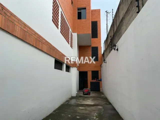 EDIFICIO EN VENTA CON LOCAL COMERCIAL Y APARTAMENTO - 2