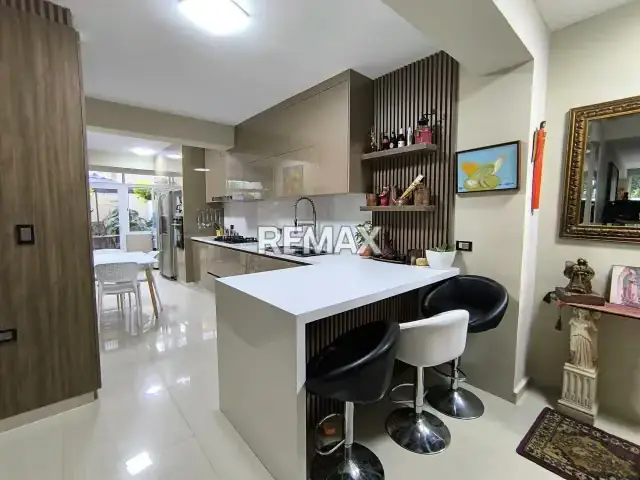 En venta moderno apartamento en Resd Titanium Suite en la Urb Piedra Pintada