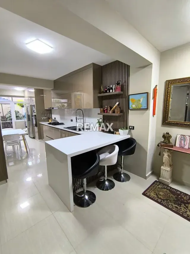 En venta moderno apartamento en Resd Titanium Suite en la Urb Piedra Pintada - 2