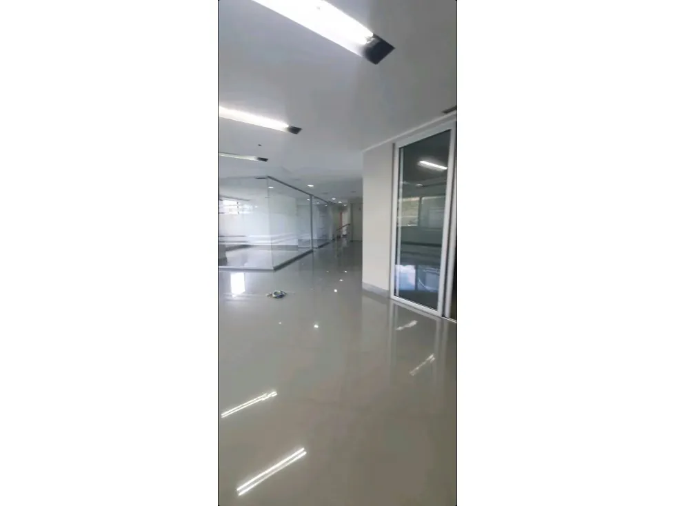 Alquilo oficina 350m2 Chuao 0715