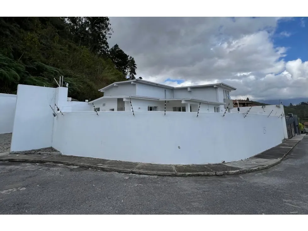 SE VENDE CASA EN LA LAGUNITA