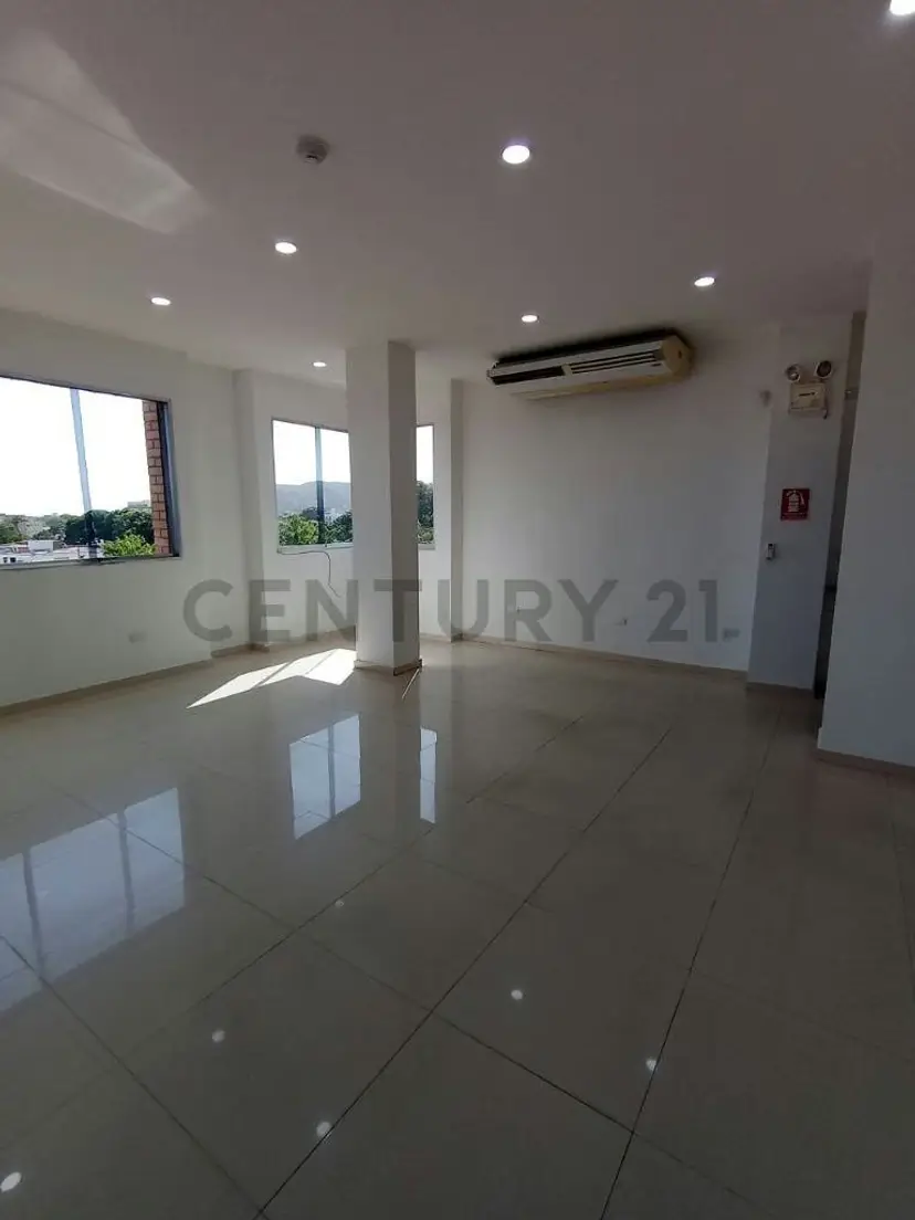Oficina amoblada en punto comercial