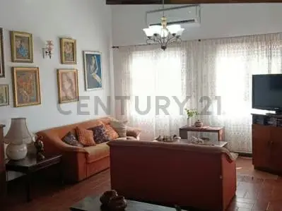 En venta Casa-Quinta con dos apartamentos listos para monetizar