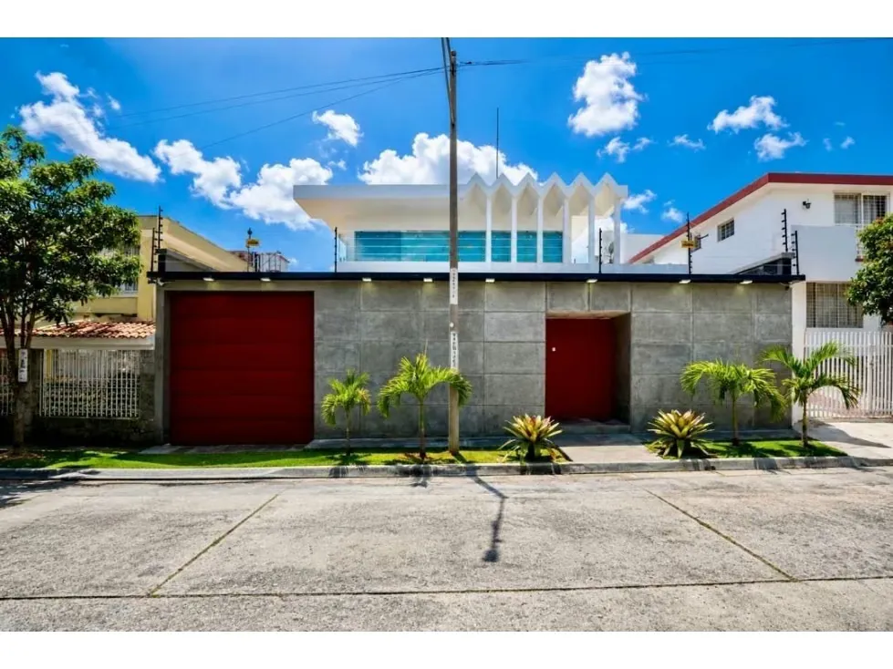 Venta de Casa Colinas de Vista Alegre Completamente Remodelada. 672m2.